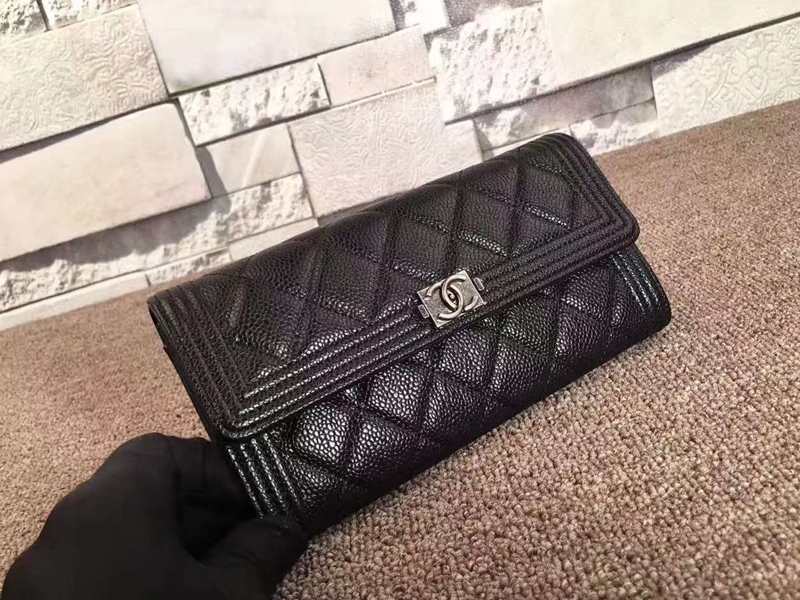 CHANEL 샤넬 보이 캐비어 빈티지은장 장지갑