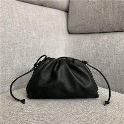 BOTTEGA VENETA 보테가베네타 버터카프 파우치백 미듐 585852