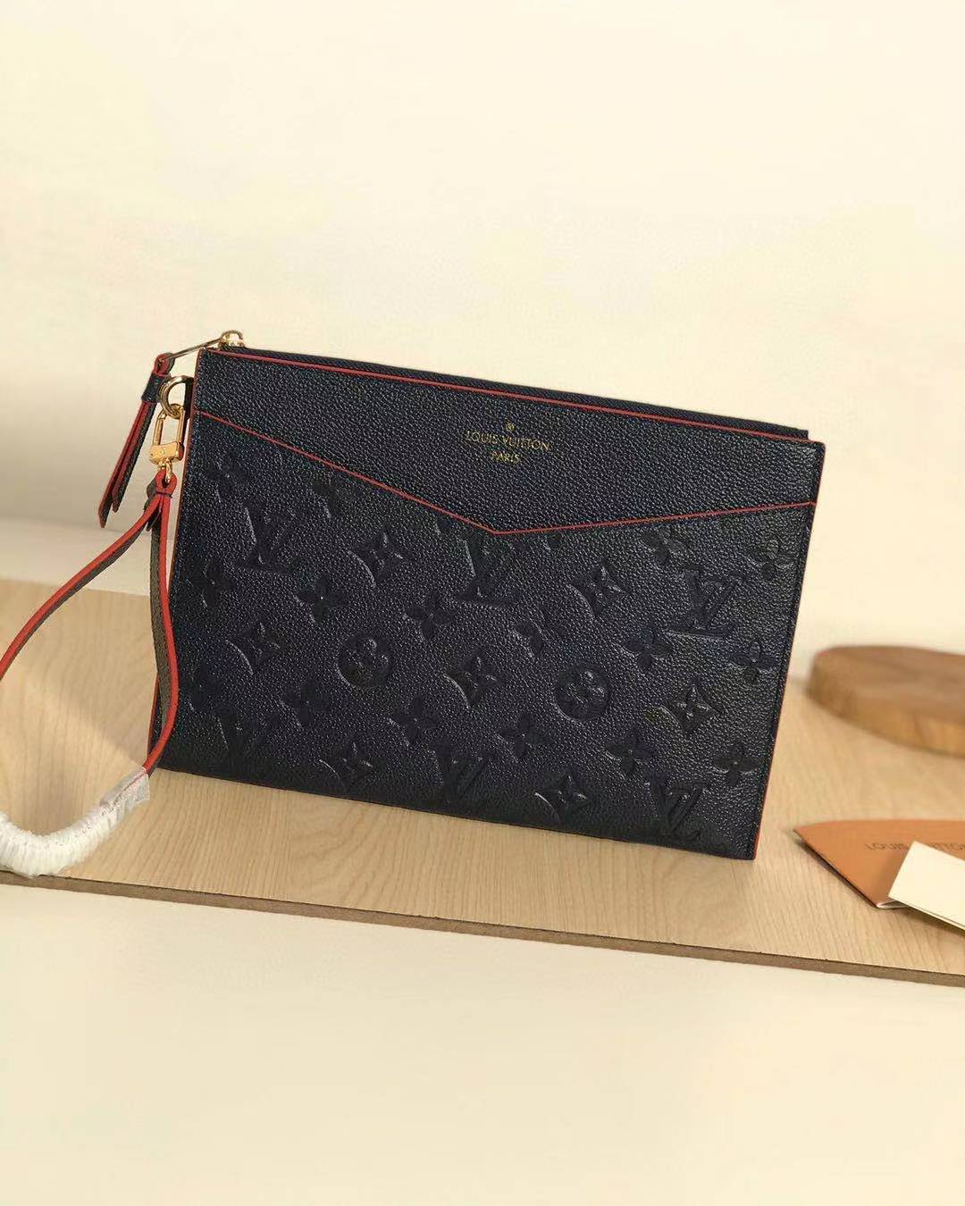 LOUIS VUITTON 루이비통 신상 포쉐트 멜라니 MM