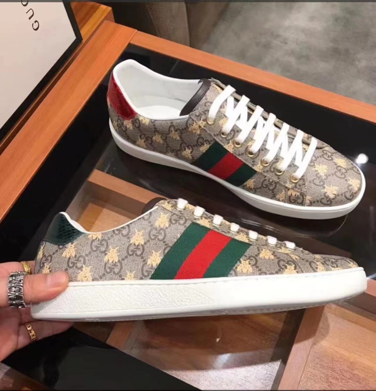 GUCCI 구찌 꿀벌 남여공용 스니커즈