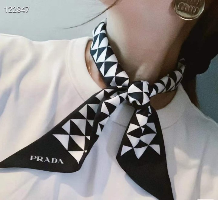 PRADA 프라다 삼각로고 방도 스카프